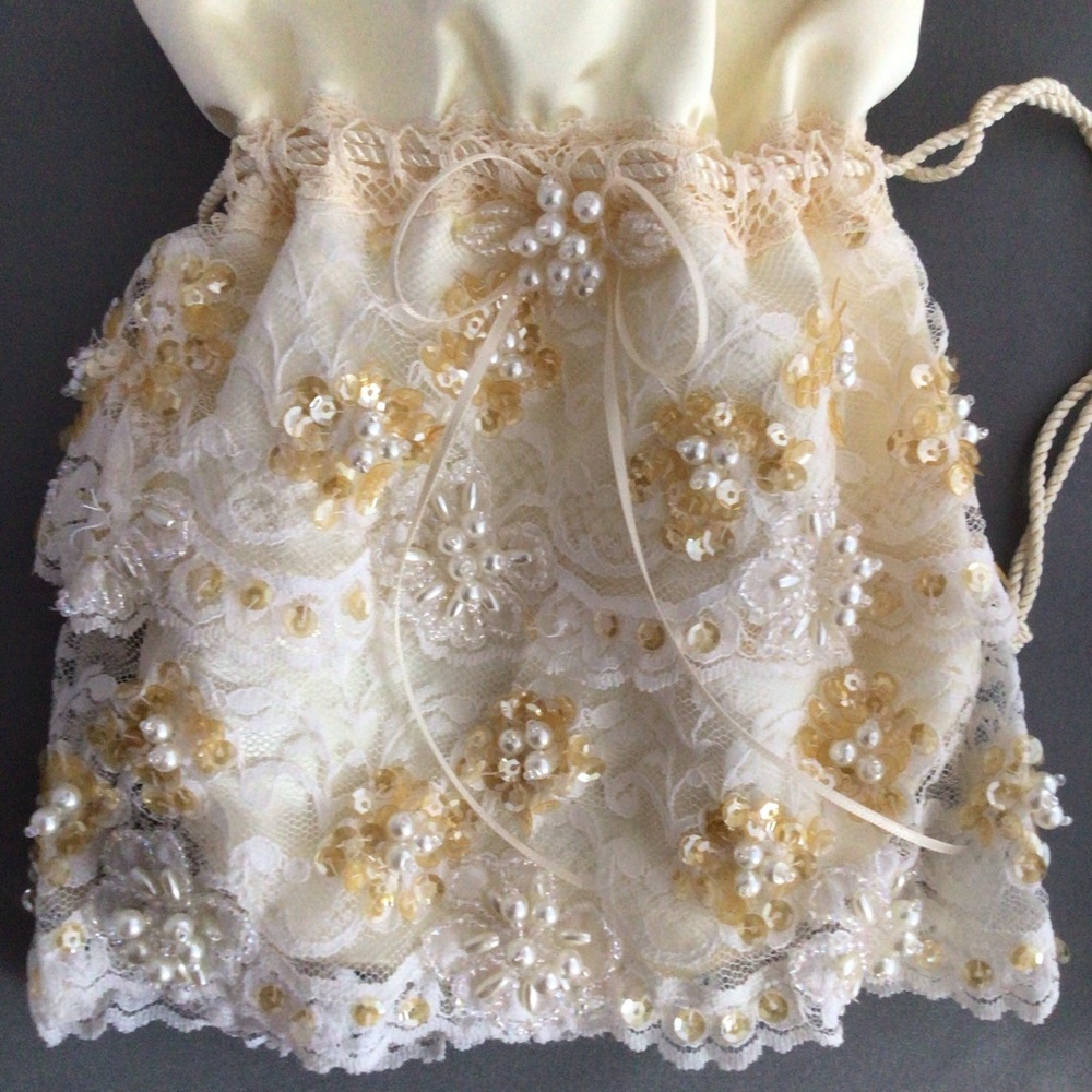 Vintage Beverly Clark Collection satin, pearl, and lace drawstring bridal bag - Picture 7 of 10